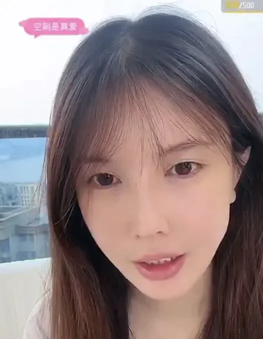 助眠女主播称交不起房租,不想靠大哥只能靠自己,素颜直播太丑被网友喷:妆前妆后两个人!